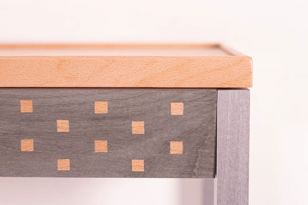 Bordure de la table d'appoint connectée en hêtre, marquetée de frêne gris