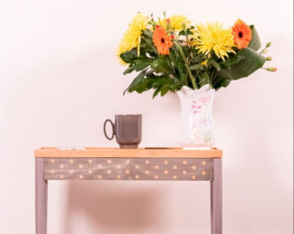 Petite table de rechargement de airpod, déco tasse de thé et bouquet de fleur