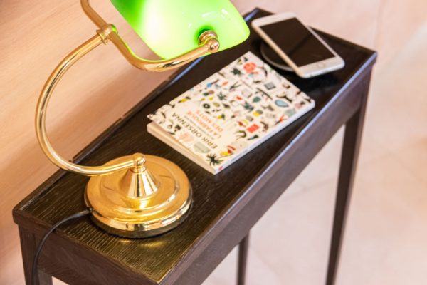 Petite table de rechargement de iphone, connexion lampe de chevet dans votre salon