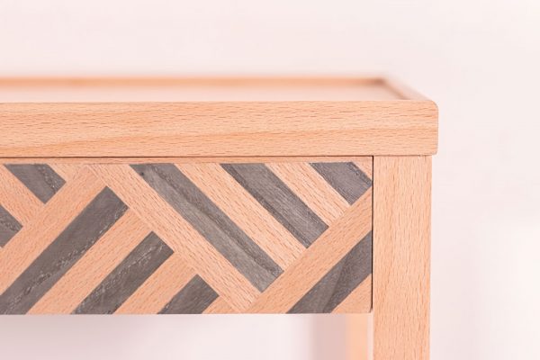 Bordure de la table d'appoint connectée en hêtre hachuré gris