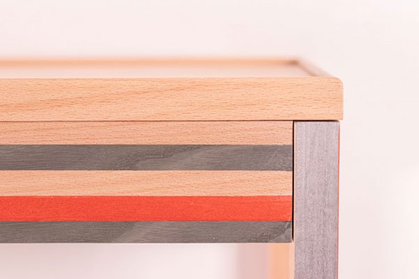 Bordure de la table d'appoint connectée en hêtre, marquetée en gris et rouge
