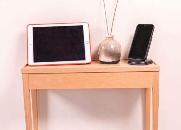 Petite table de rechargement avec ipad, iphone et déco