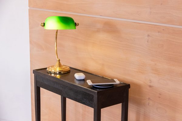 Table d'appoint, bout de canapé ou guéridon pour charger votre iphone,airpod et brancher une lampe de chevet.