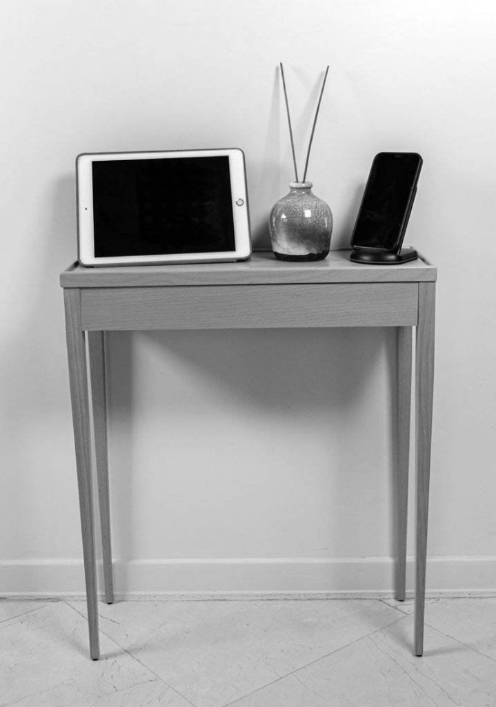 Table d'appoint connectée en hêtre rechargement ipad et iphone